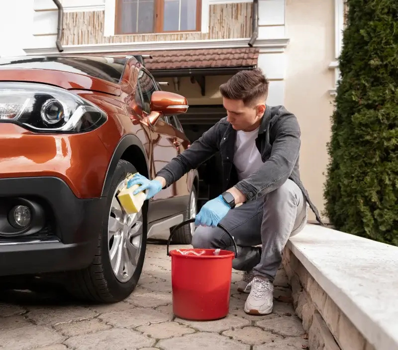 Lavage auto à domicile Cabourg : professionnel intervenant sur un véhicule